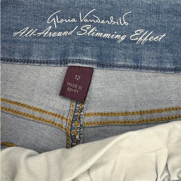 Gloria Vanderbilt Amanda Slimming Light Wash Stretchy Pull On Denim Shorts - Picture 2 of 6